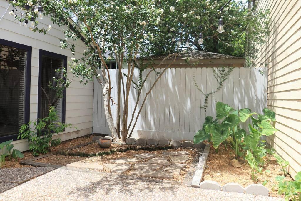 2 Bdr With Workspace & Patio In Montrose Villa Houston Exterior foto